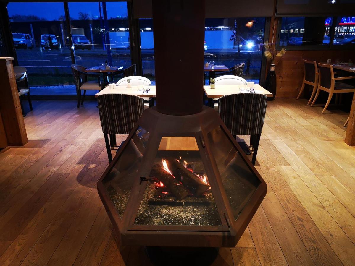 Les Suites - Konine 4 - Hotel & Bar & Restaurant 몽세우레마인즈 외부 사진