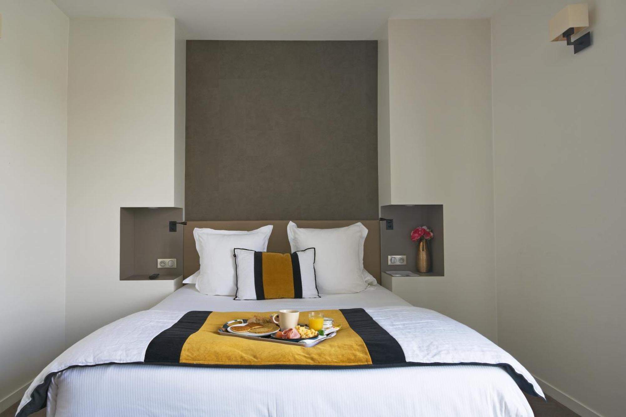 Les Suites - Konine 4 - Hotel & Bar & Restaurant 몽세우레마인즈 외부 사진